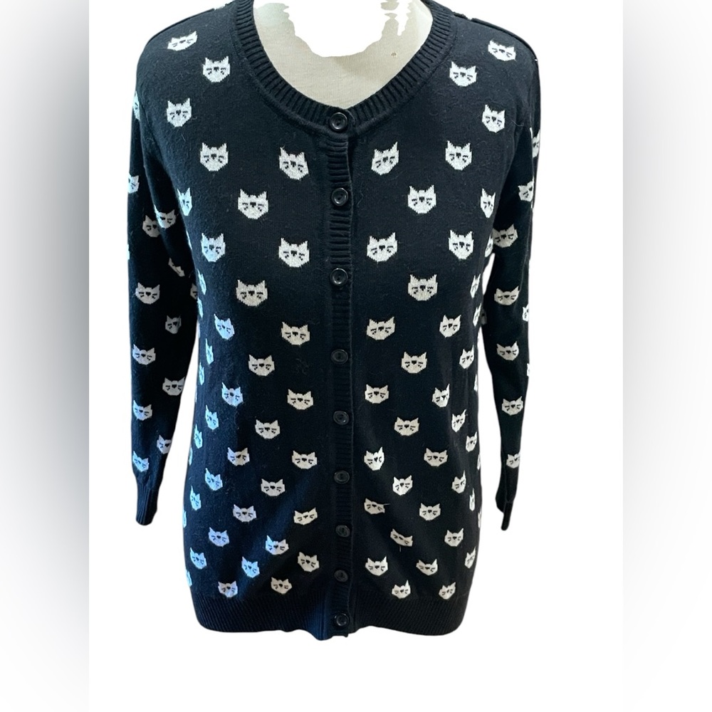 YE MAKE ROUND NECK BLACK AND WHITE CAT PATTERNED CARDIGAN SWEATER MEDIUM - Picture 4 of 12